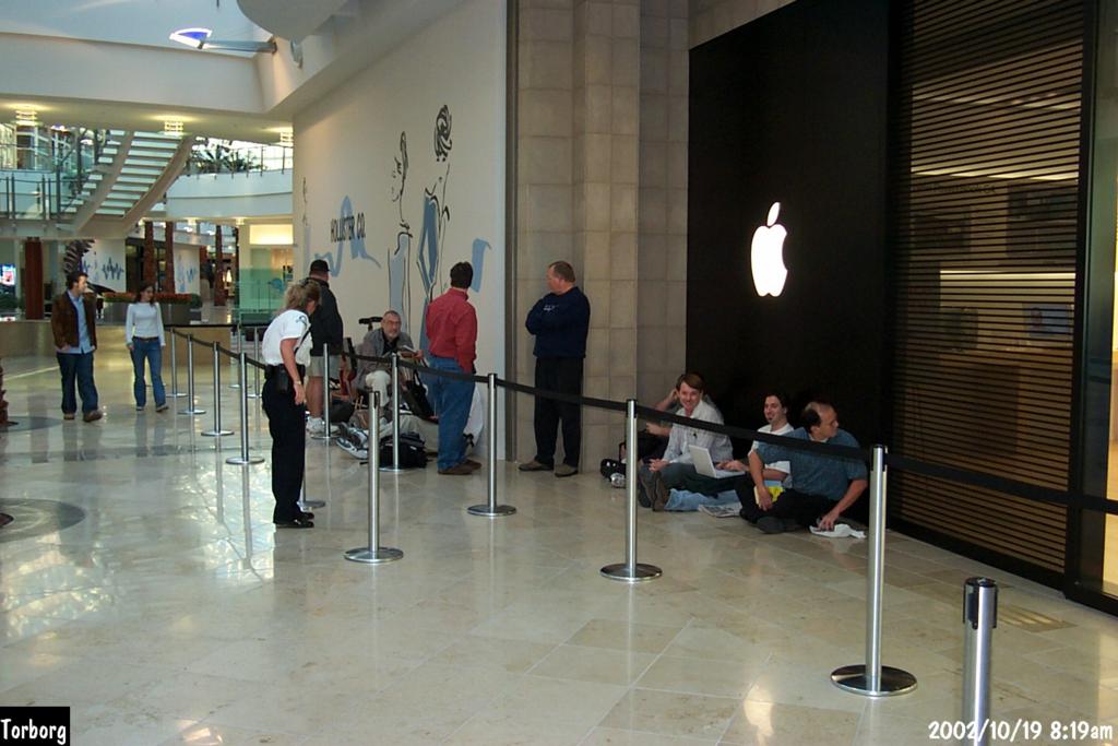 Tadd's Grand Opening pix from Millenia Mall Apple Store