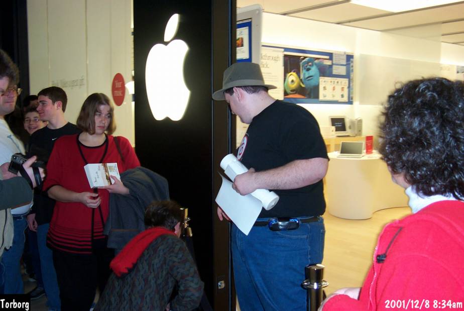 Palisades Center Apple Store grand opening page 2