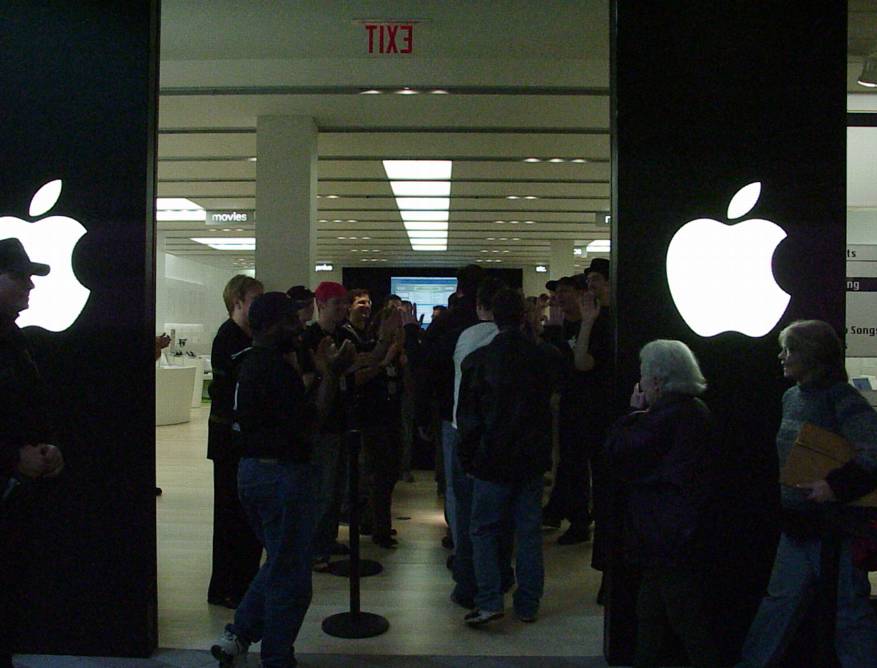 Matt and Tadd's pix from Rockingham Mall Apple Store opening page 2